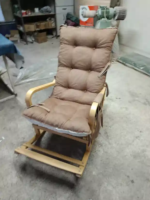 Ahşap sallanır koltuk — galeri 1